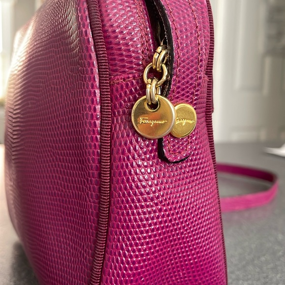 Vintage SALVATORE FERRAGAMO Raspberry Vara Embossed Leather Crossbody - Picture 7 of 11